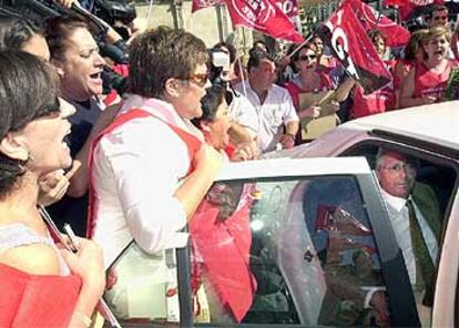 En la imagen, varios trabajadores increpan a uno de los directivos de la tabacalera.