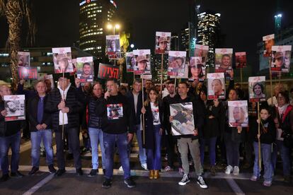 Manifestación pidiendo la liberación de los rehenes en manos de Hamás, este martes en Tel Aviv.