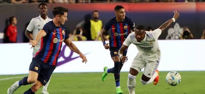 Robert Lewandowski y David Alaba en el reciente partido de pretemporada entre Real Madrid y Barcelona, celebrado en Las Vegas (EE UU).