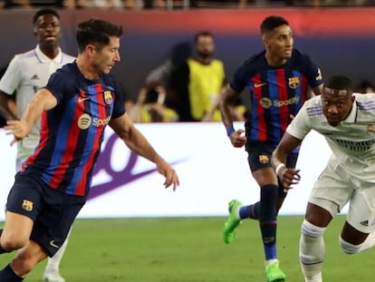 Robert Lewandowski y David Alaba en el reciente partido de pretemporada entre Real Madrid y Barcelona, celebrado en Las Vegas (EE UU).