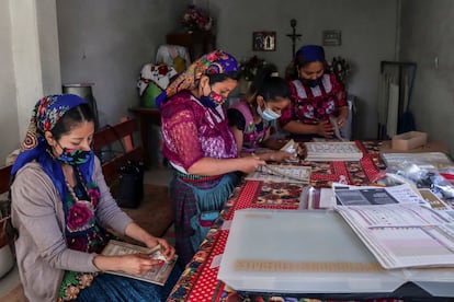Las mujeres indígenas zapotecas, que fueron seleccionadas como funcionarias de las casilla, cuentan sus boletas mientras las autoridades continúan distribuyendo materiales de votación en San Bartolomé Quialana, Oaxaca.