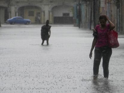 Habitantes de La Habana (Cuba) bajo una lluvia torrencial en agosto de 2023.
