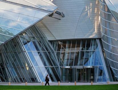 Gehry, con sus formas torcidas, escultóricas e inesperadas, está presente en el edificio de la Fundación Louis Vuitton.