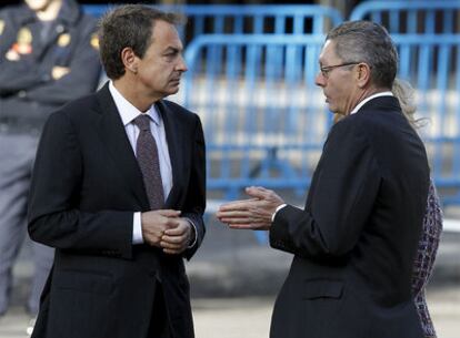 Zapatero y Gallardón mantuvieron una intensa charla sobre la refinanciación de la deuda en el último desfile del Doce de Octubre.