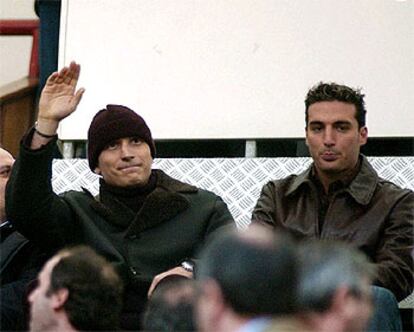 Molina, junto a Scaloni, saluda ayer al público de Riazor.