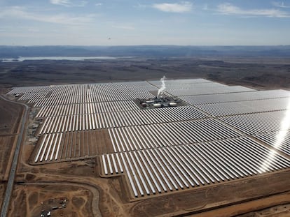 Imagen aérea de la central térmica solar de Ouarzazate, en Marruecos.