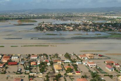 Vista de las inundaciones provocadas por la crecida del Guadalquivir en el aeropuerto de Córdoba.