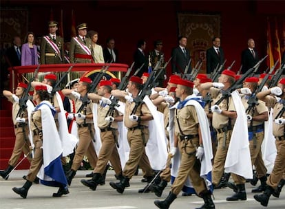 Los Reyes de España, los Príncipes de Asturias y demás autoridades civiles y militares contemplan el paso de un de los Regulares durante el desfile del día de las Fuerzas Armadas celebrado en Zaragoza.