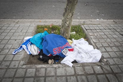 Acabada la jornada, la mercaderia abandonada pels venedors en qualsevol racó de la plaça fa de testimoni del que ha passat a la zona durant les hores prèvies.