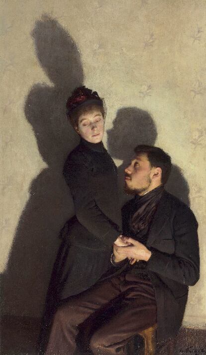 Autor: Émile Friant (1863-1932). Óleo sobre lienzo, 117×67 centímetros. Museo de Orsay, París. MERECE la pena rescatar del olvido a este "petit maître" francés, que tuvo su momento de éxito justo en el cambio de siglo, no sólo porque alcanzó un nivel de calidad técnica bastante aceptable, dentro, eso sí, de un naturalismo burgués algo seco y trasnochado, sino porque, de vez en cuando, era capaz de realizar una imagen vigorosa como la del cuadro Sombras marcadas, donde logra una síntesis entre el convencionalismo doméstico de una pareja y todo el inquietante trasfondo que se esconde en los interiores de la vida cotidiana. Lo hace además tan sólo exagerando la proyección diagonal de las sombras del hombre y la mujer al estar violentamente enfocados desde la parte inferior izquierda del cuadro. No sabemos si la intención de este antiguo discípulo de Cabanel era simplemente demostrar su virtuosismo técnico mediante esta diablura sombría, evidentemente muy vinculada con la fotografía, o, quizá, dar, en efecto, un toque más crítico y siniestro, pero desde una perspectiva a lo Zola. En cualquier caso, es un cuadro que sobrevive y, sobre todo, nos proporciona un ejemplo de lo que podríamos denominar una visión positivista de la sombra. (Texto: Francisco Calvo Serraller)