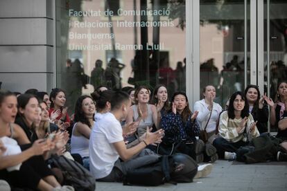 Protesta de los estudiantes de la Blanquerna frente a la facultad de comunicación este martes.