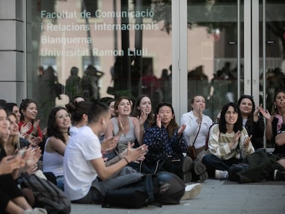 Protesta de los estudiantes de la Blanquerna frente a la facultad de comunicación este martes.