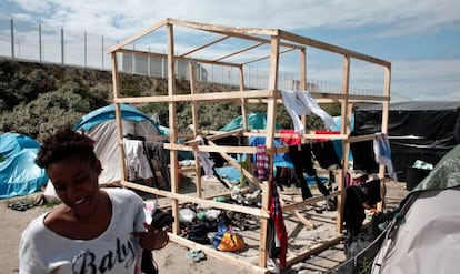 Una mujer sonr&iacute;e en la conocida como la jungla de Calais, este mi&eacute;rcoles.