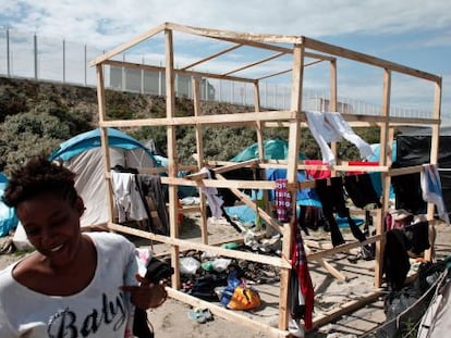 Una mujer sonr&iacute;e en la conocida como la jungla de Calais, este mi&eacute;rcoles.