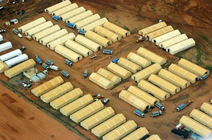 Darfur, Sudán 2007. Almacenes del PMAen Nyala, capital de Darfur Sur. Durante el tiempo que trabajé en Darfur, el PMA distribuía raciones de alimentos compuestas por cereales, legumbres, aceite vegetal, sal y una harina fortificada de maíz y soja (CSB, en sus siglas en inglés) a unos dos millones de desplazados por el conflicto, aproximadamente un tercio de la población total de Darfur. La maquinaria logística en un territorio donde las carreteras asfaltadas son prácticamente inexistentes supone todo un desafío.