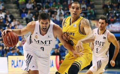 Felipe Reyes se marcha de Nacho Mart&iacute;n.