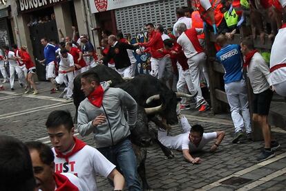 Un corredor apura la carrera delante de los toros de Victoriano del Río.