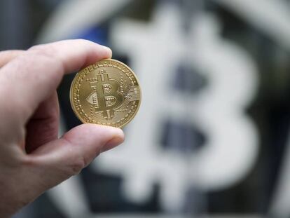 Una moneda de bitcoin sobre el símbolo de la criptodivisa