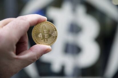 Una moneda de bitcoin sobre el símbolo de la criptodivisa