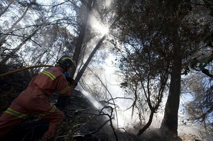 Un bombero durante las labores de extinción del incendio forestal en Bugarra (Valencia).