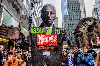 En una protesta contra las políticas laborales de la cadena de hamburguesas Wendy's se mostró una figura de su propietario, el empresario Nelson Peltz.