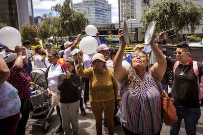 Familiares de personas privadas de libertad en diferentes cárceles de Ecuador protestan frente al Complejo Judicial Norte, en Quito.