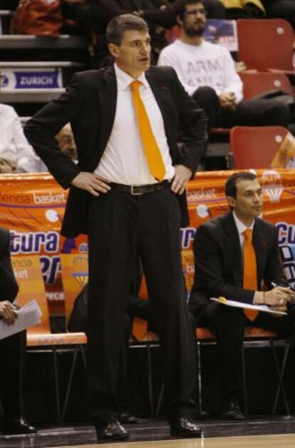 Perasovic, en el banquillo de La Fonteta.