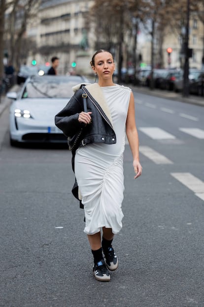 Este conjunto de vestido drapeado y las míticas Adidas Samba te valdrá tanto para ir de festival como para pasar el día en la ciudad o hacer turismo.