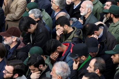 Os manifestantes gritavam palavras de ordem como "o eixo do mal são os Estados Unidos" e "morte aos Estados Unidos". Na foto, vários participantes dos protestos lamentam a morte do general Soleimani na capital iraniana.