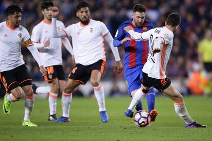 Lionel Messi del FC Barcelona, intenta marcharse de varios contrarios.