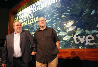 Mikel Olaciregui (a la izquierda) y quien será su sucesor al frente del Zinemaldia, José Luis Rebordinos, ayer en la presentación oficial del certamen en San Sebastián.