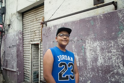 Oswald Hernández, al lado de la puerta de una vecindad del barrio de Tepito, en el centro de la capital.