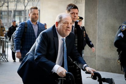 Harvey Weinstein, el 24 de febrero en Nueva York, camino de un tribunal.