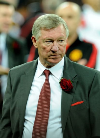 Alex Ferguson pasea por el campo, tras la final.