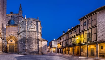El Burgo de Osma (Soria, Castilla y León). Situado en la provincia de Soria, este es un pueblo amurallado que esconde grandes tesoros de alto valor histórico, como la catedral de Nuestra Señora de la Asunción, construida entre los siglos XII y XVIII (en la imagen); el palacio episcopal de estilo gótico-flamenco, que data del siglo XVI, y la Universidad de Santa Catalina, de estilo renacentista. Pero, sin duda, la joya del municipio es su castillo, situado a las afueras del pueblo y que une El Burgo con Osma.