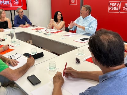 Ximo Puig durante la reunión mantenida con diputados autonómicos, nacionales y senadores, este lunes en Valencia.