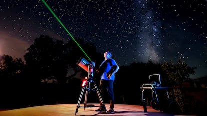 Un hombre con un telescopio en Monfragüe (Cáceres).