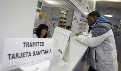 Un inmigrante intenta tramitar la tarjeta sanitaria en 2010.