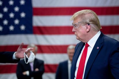 El presidente de Estados Unidos, durante una visita a una fábrica de mascarillas en Arizona.