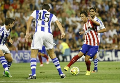 &Oacute;liver Torres se zafa de varios jugadores de la Real en el amistoso disputado anoche en Alicante.
