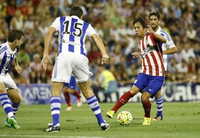 Óliver Torres se zafa de varios jugadores de la Real en el amistoso disputado anoche en Alicante.