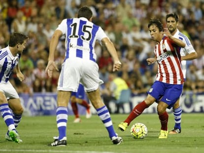 &Oacute;liver Torres se zafa de varios jugadores de la Real en el amistoso disputado anoche en Alicante.