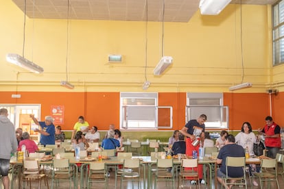 Los realojados desayunan en el C.E.I.P Moncayo de Tarazona (Zaragoza), este lunes.