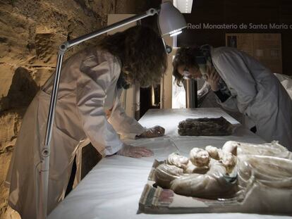 Dos de las conservadoras observan los altorrelieves de alabastro de Sijena.