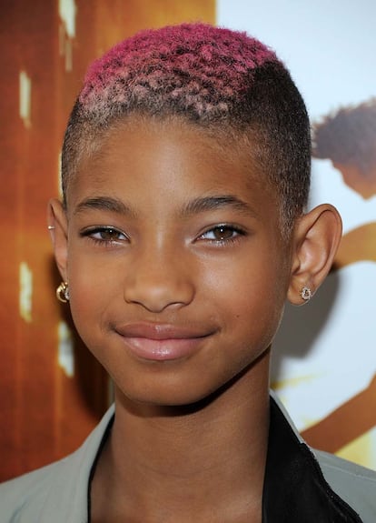 A pocas les sienta tan bien el pelo corto y rosa como a Willow Smith.