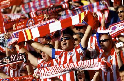 Seguidores rojiblancos reciben a su equipo.