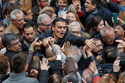 Pedro Sanchez, rodeado de simpatizantes en el acto de Xirivella (Valencia) en noviembre de 2016. 