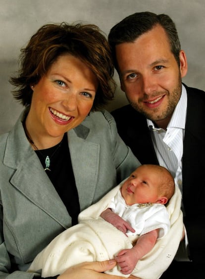 Marta Luisa de Noruega y Ari Behn posan con su primera hija, Maud Angelica, que entonces ocupaba el tercer lugar en la sucesión al trono de Noruega (y que ahora es quinta), nacida en abril de 2003.