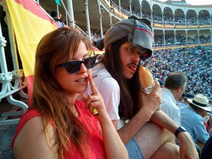 Jóvenes en la plaza de toros de Las Ventas de Madrid.