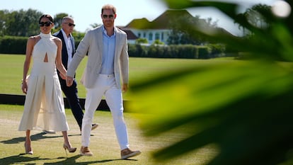 Enrique de Inglaterra y Meghan Markle, duques de Sussex, a su llegada a un torneo de polo en Wellington, Florida, en abril de 2024.